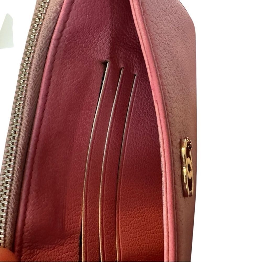 Chanel Pink Clutch with Iconic Logo and Minimalist Design - Picture 14 of 16